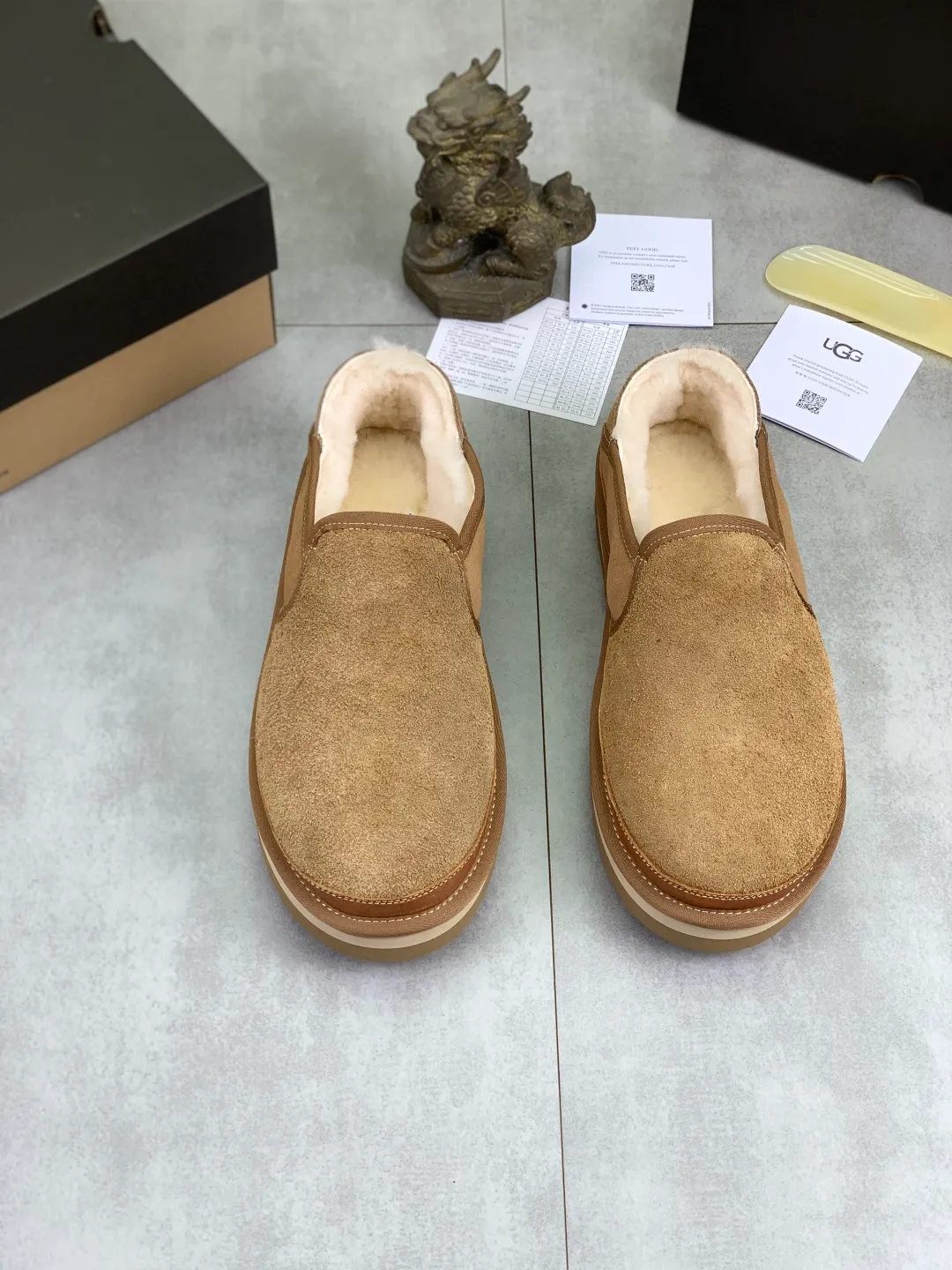 Men's men's shoes 💰P480 New top version UGG 2025 autumn and winter new high-top casual shoes new series Ansley Mules Fashionable and comfortable shallow flat slip-on casual loafers ✨ Classic suede cowhide with 10mm wool lining Insole suede collar Soft and comfortable ❤️ Decorated with UGG classic heat embossed brand logo on the back side Full texture Lightweight rubber sole Anti-slip, wear-resistant and comfortable Color: Black Brown Size: 39-45